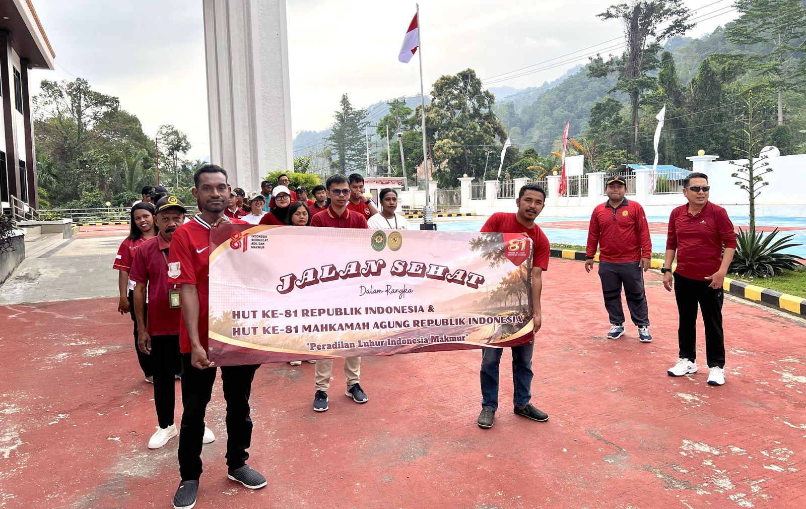 Semarak HUT RI dan HUT ke-81 Mahkamah Agung RI, Pengadilan Negeri Kaimana Gelar Jalan Sehat dan Perlombaan