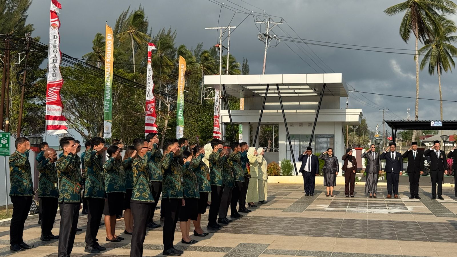 Peringatan HUT ke-81 Mahkamah Agung RI, PN Kaimana dan PA Kaimana Gelar Upacara Bersama